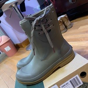 Muck Boot: Women’s Pull On Mid Waterproof Boots